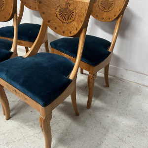 Suite de quatre chaises de style Charles X en bois d’érable – XXᵉ siècle
