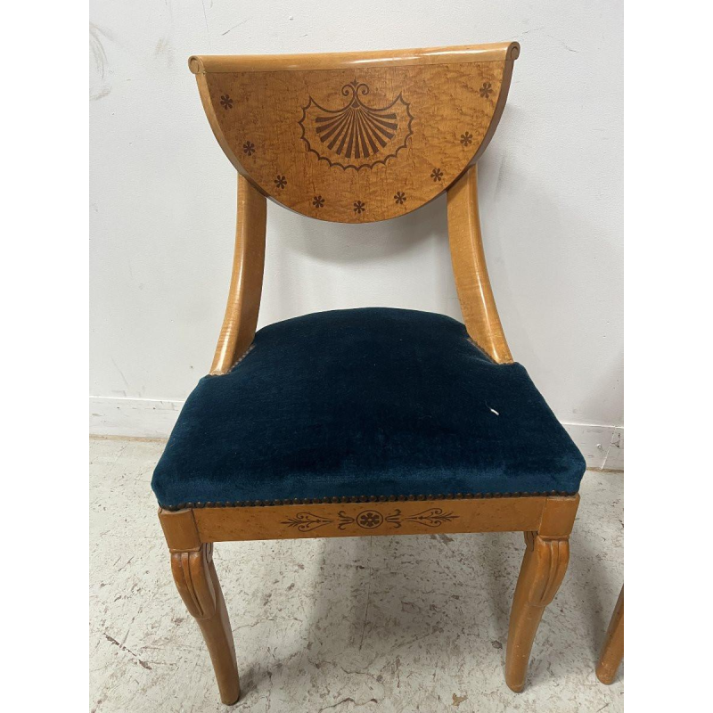 Suite de quatre chaises de style Charles X en bois d’érable – XXᵉ siècle