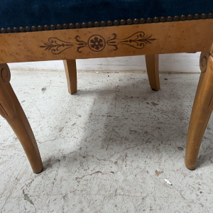 Suite de quatre chaises de style Charles X en bois d’érable – XXᵉ siècle