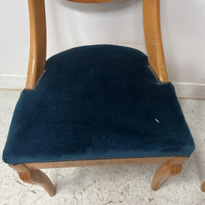 Suite de quatre chaises de style Charles X en bois d’érable – XXᵉ siècle