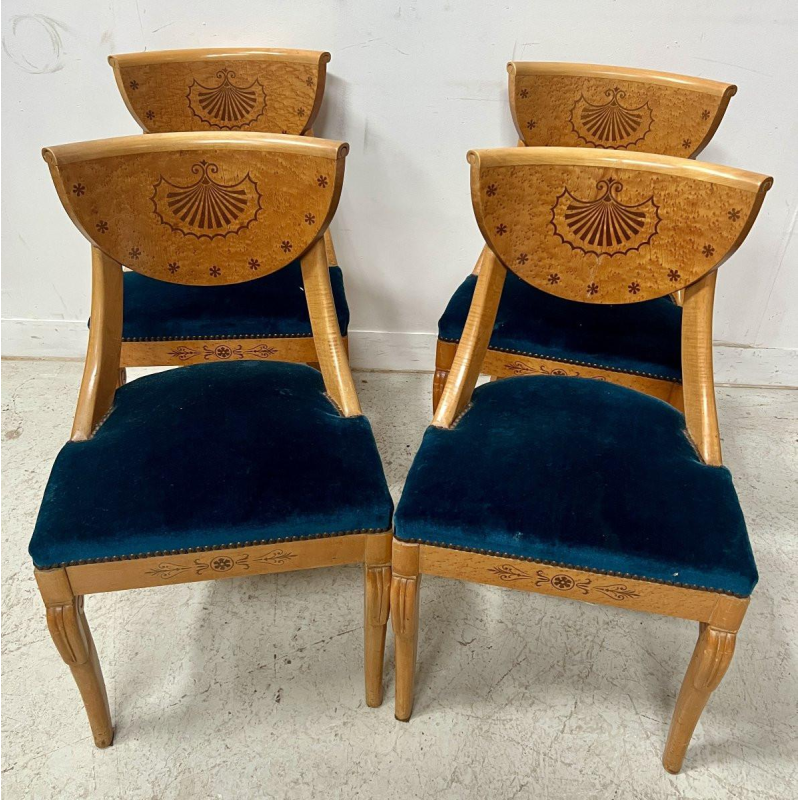 Suite de quatre chaises de style Charles X en bois d’érable – XXᵉ siècle