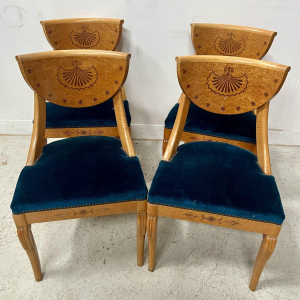 Suite de quatre chaises de style Charles X en bois d’érable – XXᵉ siècle