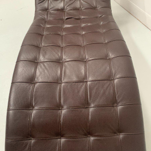 Banquette de relaxation en damier de cuir noir – XXᵉ siècle
