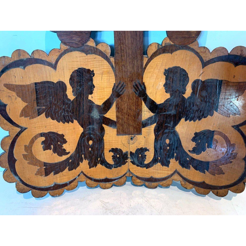 Panneau en bois de marqueterie, décor d’anges ailés – XIXᵉ siècle