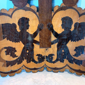 Panneau en bois de marqueterie, décor d’anges ailés – XIXᵉ siècle