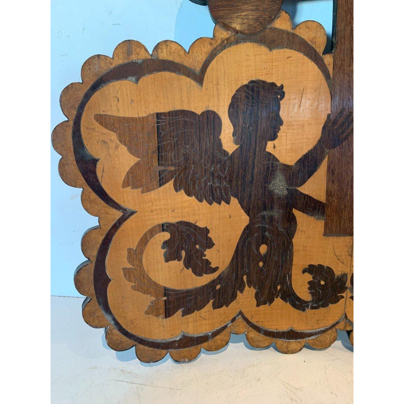 Panneau en bois de marqueterie, décor d’anges ailés – XIXᵉ siècle