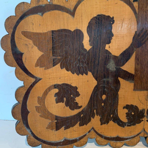 Panneau en bois de marqueterie, décor d’anges ailés – XIXᵉ siècle
