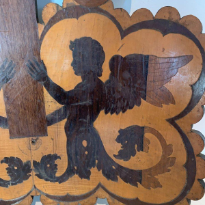 Ingelegd houten paneel, versierd met gevleugelde engelen – 19e eeuw