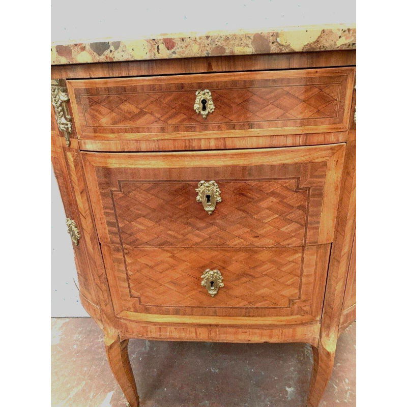 Commode en demi-lune de style Louis XVI en marqueterie à fond de cubes – XXᵉ siècle