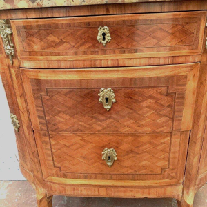 Commode en demi-lune de style Louis XVI en marqueterie à fond de cubes – XXᵉ siècle