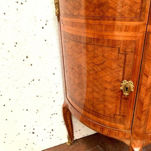 Halvemaanvormige commode in Lodewijk XVI-stijl met marqueterie en kubusvormige voet – 20e eeuw