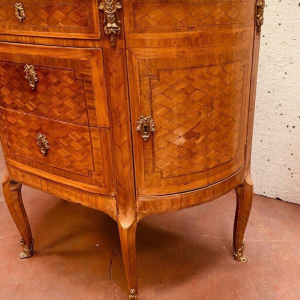 Halvemaanvormige commode in Lodewijk XVI-stijl met marqueterie en kubusvormige voet – 20e eeuw