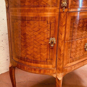 Commode en demi-lune de style Louis XVI en marqueterie à fond de cubes – XXᵉ siècle
