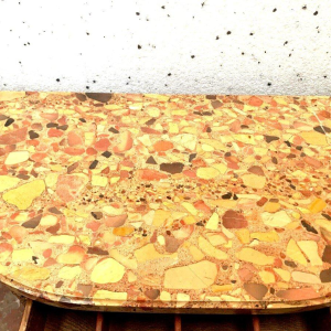 Commode en demi-lune de style Louis XVI en marqueterie à fond de cubes – XXᵉ siècle