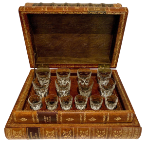 Drankkast en spellenkist vermomd als antieke boeken – 20e eeuw