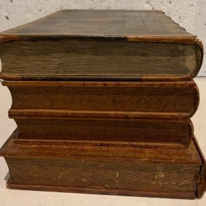 Drankkast en spellenkist vermomd als antieke boeken – 20e eeuw