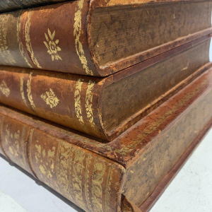 Drankkast en spellenkist vermomd als antieke boeken – 20e eeuw