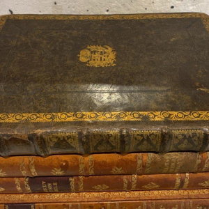 Drankkast en spellenkist vermomd als antieke boeken – 20e eeuw