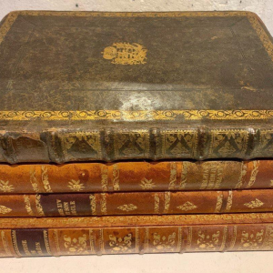 Cave à liqueur et boîte de jeux en trompe l’œil de livres anciens – XXᵉ siècle