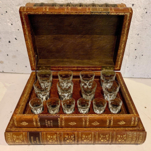 Cave à liqueur et boîte de jeux en trompe l’œil de livres anciens – XXᵉ siècle