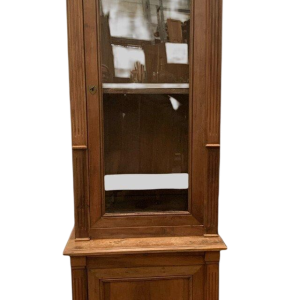 Vitrine en deux corps de style Directoire en noyer massif – XXᵉ siècle