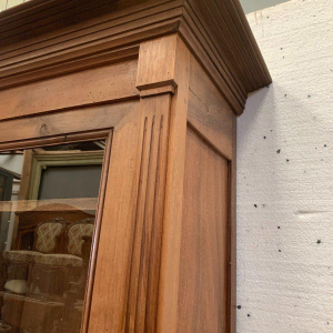 Vitrine en deux corps de style Directoire en noyer massif – XXᵉ siècle