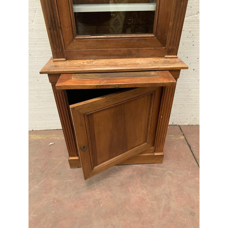 Vitrine en deux corps de style Directoire en noyer massif – XXᵉ siècle