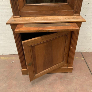 Vitrine en deux corps de style Directoire en noyer massif – XXᵉ siècle