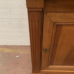 Vitrine en deux corps de style Directoire en noyer massif – XXᵉ siècle