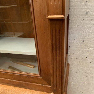 Tweedelige vitrinekast in Directoire-stijl, vervaardigd uit massief walnotenhout – 20e eeuw