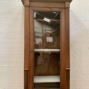 Vitrine en deux corps de style Directoire en noyer massif – XXᵉ siècle