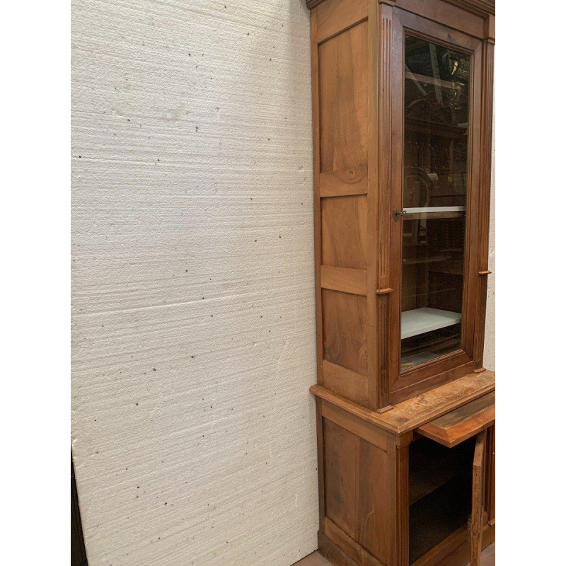 Vitrine en deux corps de style Directoire en noyer massif – XXᵉ siècle