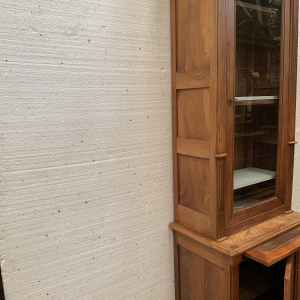 Tweedelige vitrinekast in Directoire-stijl, vervaardigd uit massief walnotenhout – 20e eeuw