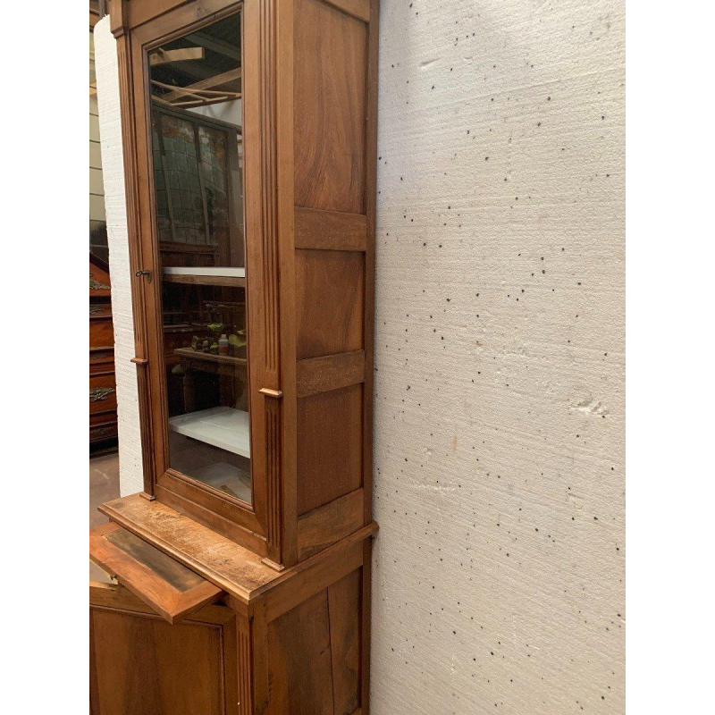 Vitrine en deux corps de style Directoire en noyer massif – XXᵉ siècle