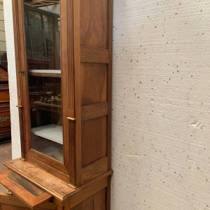 Vitrine en deux corps de style Directoire en noyer massif – XXᵉ siècle