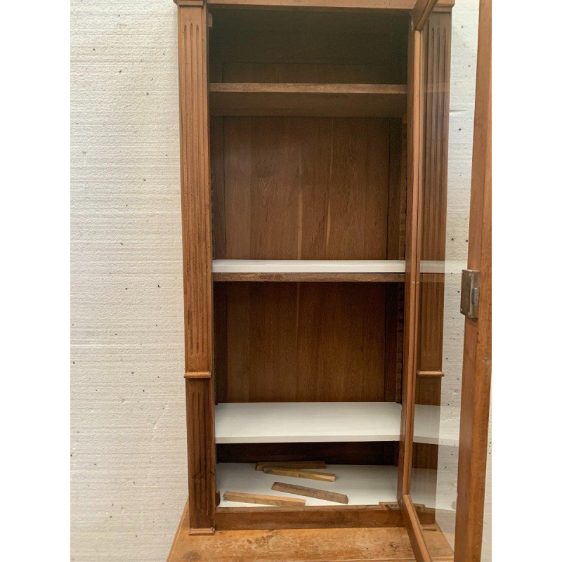 Vitrine en deux corps de style Directoire en noyer massif – XXᵉ siècle
