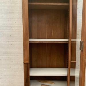 Tweedelige vitrinekast in Directoire-stijl, vervaardigd uit massief walnotenhout – 20e eeuw