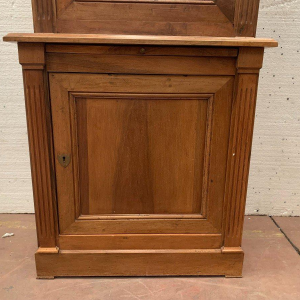 Vitrine en deux corps de style Directoire en noyer massif – XXᵉ siècle