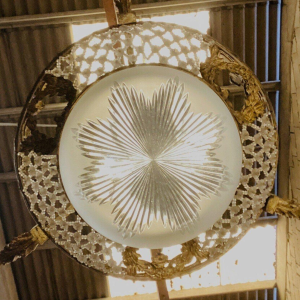 Lustre de style Louis XV en bronze et verre dépoli – début XXᵉ siècle