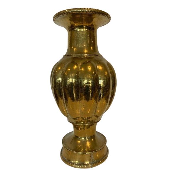 Grand vase à godrons en laiton martelé – XXᵉ siècle