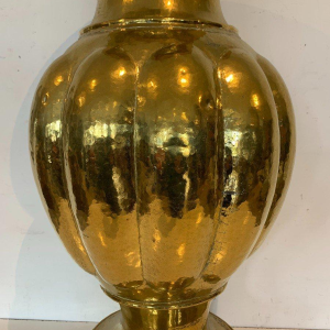 Grand vase à godrons en laiton martelé – XXᵉ siècle