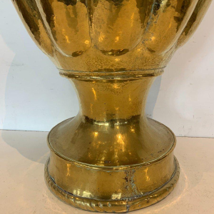 Grand vase à godrons en laiton martelé – XXᵉ siècle