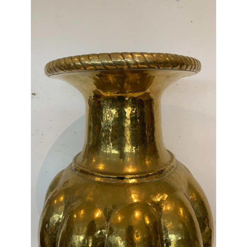 Grand vase à godrons en laiton martelé – XXᵉ siècle
