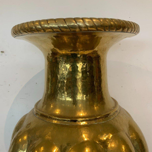 Grand vase à godrons en laiton martelé – XXᵉ siècle
