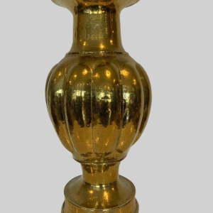Grand vase à godrons en laiton martelé – XXᵉ siècle