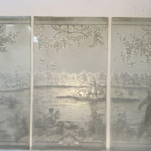 Ensemble de trois vitres gravées à l'acide "Paysage animé, personnages" fin XIXᵉ siècle