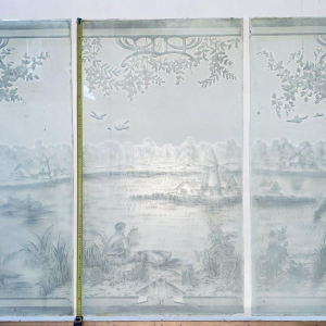 Ensemble de trois vitres gravées à l'acide "Paysage animé, personnages" fin XIXᵉ siècle
