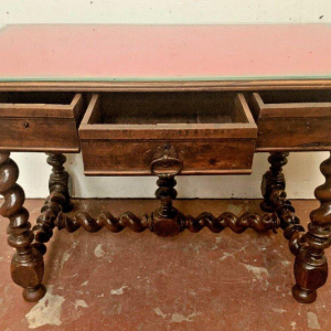 Schrijftafel van gesneden notenhout in Lodewijk XIII-stijl, 19e eeuw.