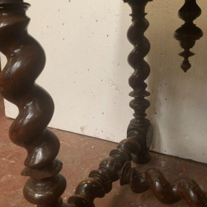 Schrijftafel van gesneden notenhout in Lodewijk XIII-stijl, 19e eeuw.