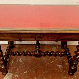 Schrijftafel van gesneden notenhout in Lodewijk XIII-stijl, 19e eeuw.